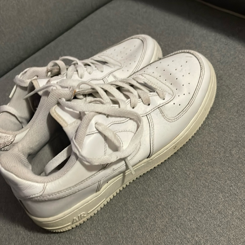 Nike shoes 7y white color 
Used a bit